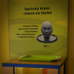 Optický klam - hlava na tácke